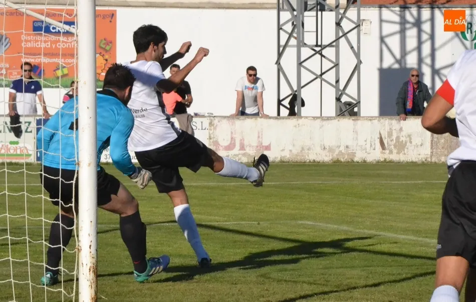 Foto 6 - El Ciudad Rodrigo remonta ante el Benavente para lograr su 2&ordf; victoria tras pasarlo muy mal en el...