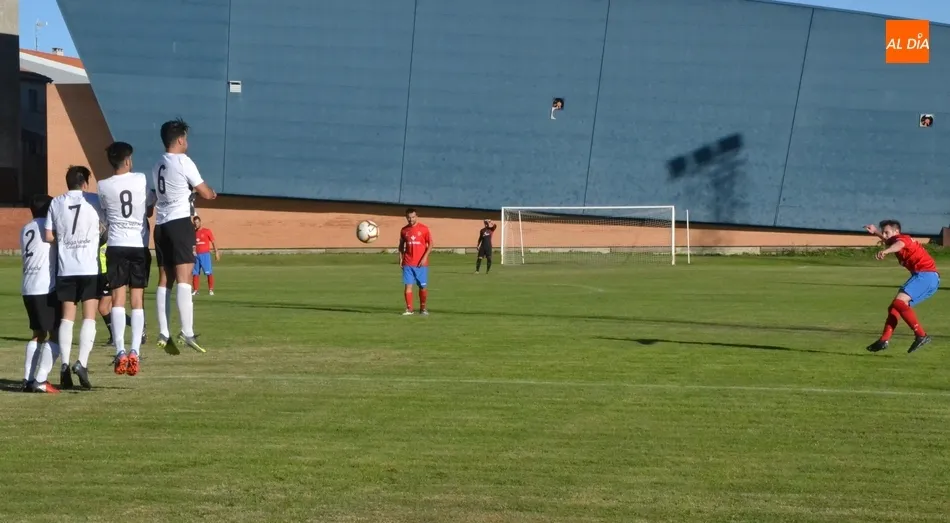 Foto 3 - El Ciudad Rodrigo remonta ante el Benavente para lograr su 2&ordf; victoria tras pasarlo muy mal en el...