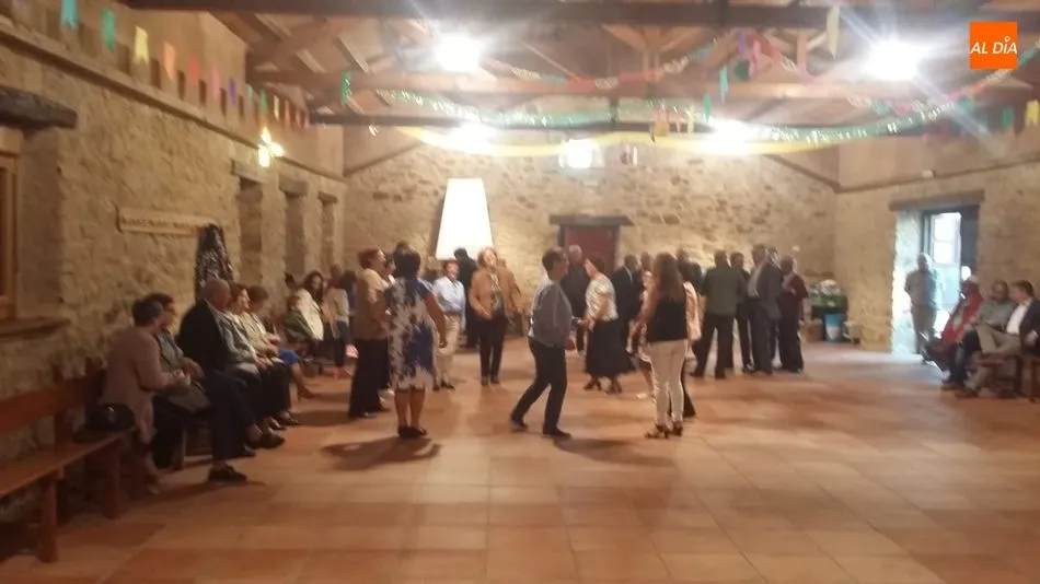 Foto 9 - Las mujeres de Cip&eacute;rez ejercen como Madrinas en la ofrenda a la Virgen del Rosario  