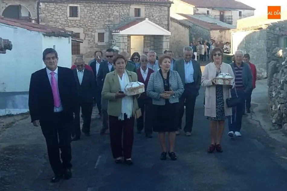 Foto 8 - Las mujeres de Cip&eacute;rez ejercen como Madrinas en la ofrenda a la Virgen del Rosario  