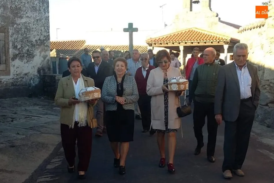 Foto 7 - Las mujeres de Cip&eacute;rez ejercen como Madrinas en la ofrenda a la Virgen del Rosario  