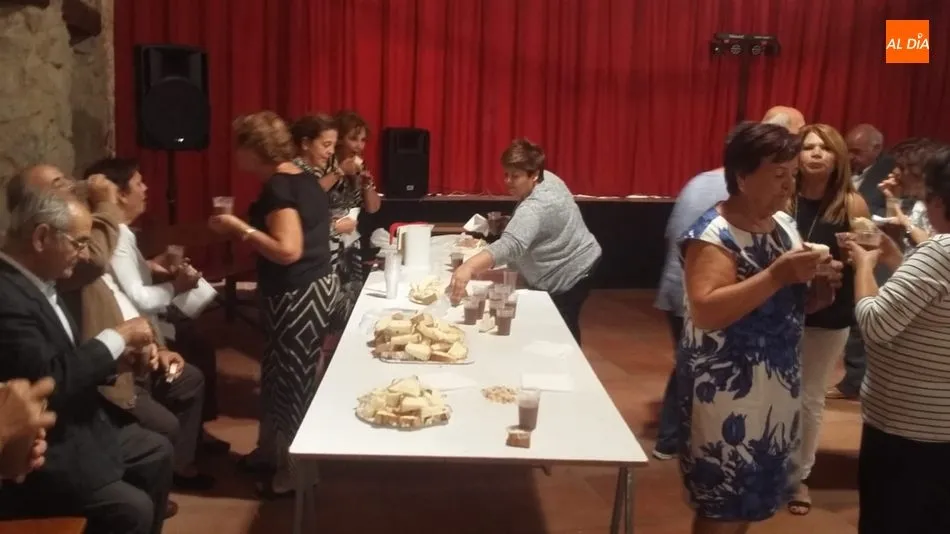 Foto 6 - Las mujeres de Cip&eacute;rez ejercen como Madrinas en la ofrenda a la Virgen del Rosario  