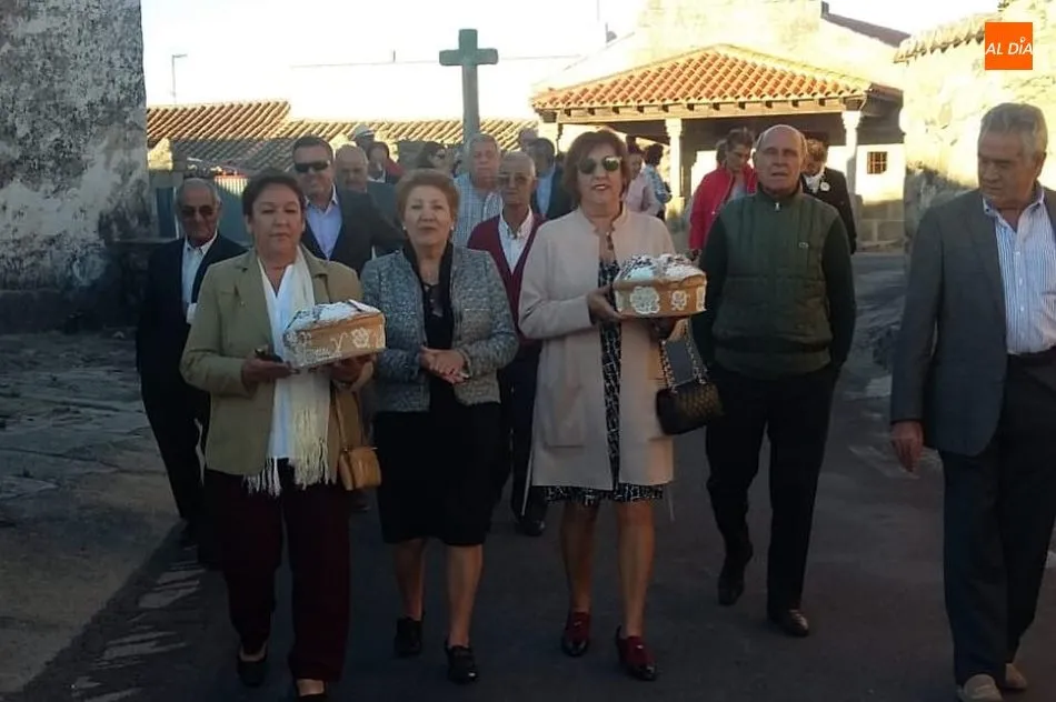 Foto 5 - Las mujeres de Cip&eacute;rez ejercen como Madrinas en la ofrenda a la Virgen del Rosario  