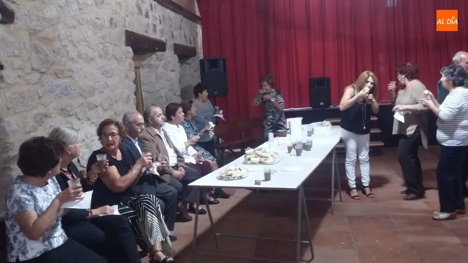 Foto 4 - Las mujeres de Cip&eacute;rez ejercen como Madrinas en la ofrenda a la Virgen del Rosario  