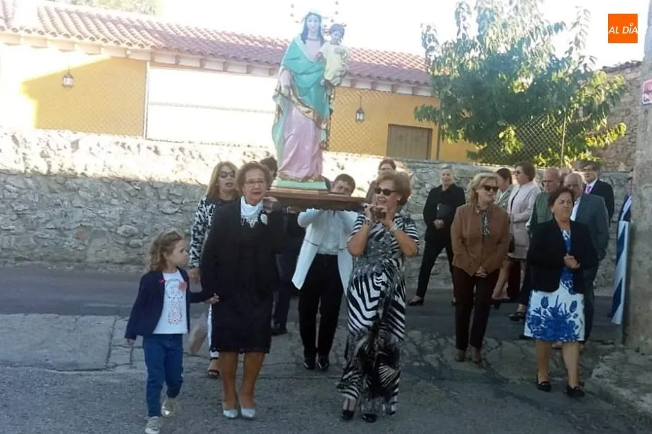 Foto 3 - Las mujeres de Cip&eacute;rez ejercen como Madrinas en la ofrenda a la Virgen del Rosario  