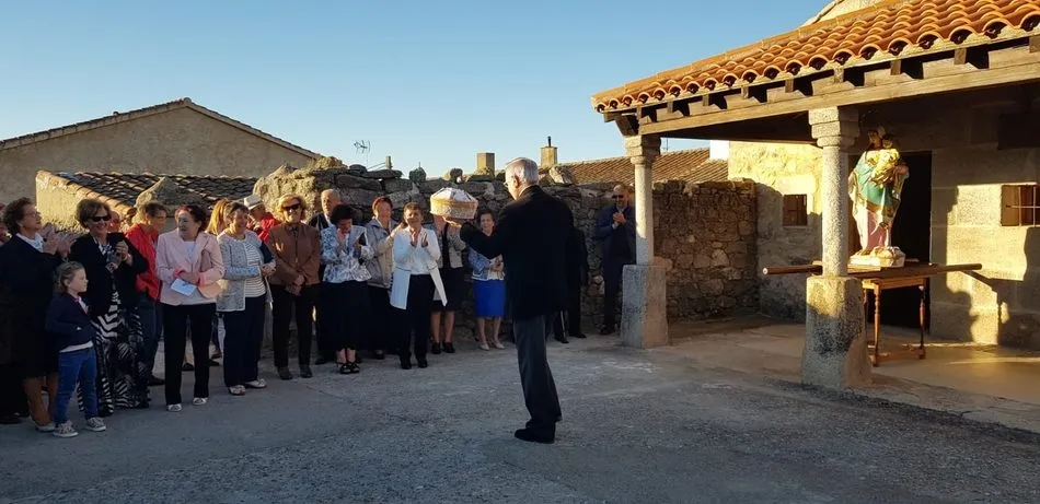 Foto 2 - Las mujeres de Cip&eacute;rez ejercen como Madrinas en la ofrenda a la Virgen del Rosario  
