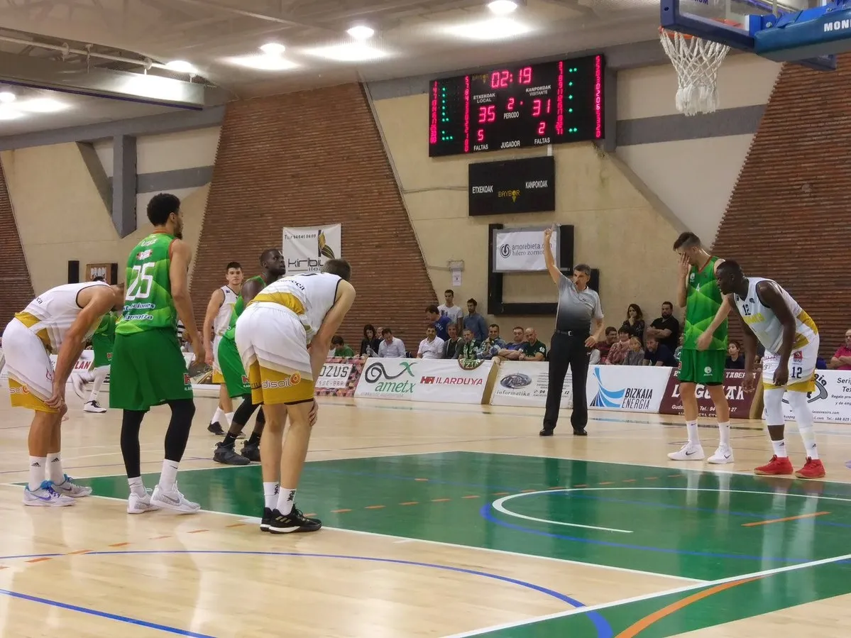 Momento del partido entre el Zornotza y el CB Tormes. Imagen: Zornotza Twitter