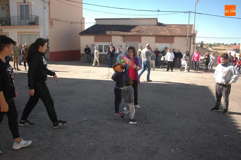 Foto 2 - Peque&ntilde;os y mayores se despiden de las fiestas de las Madrinas en Cabeza del Caballo  