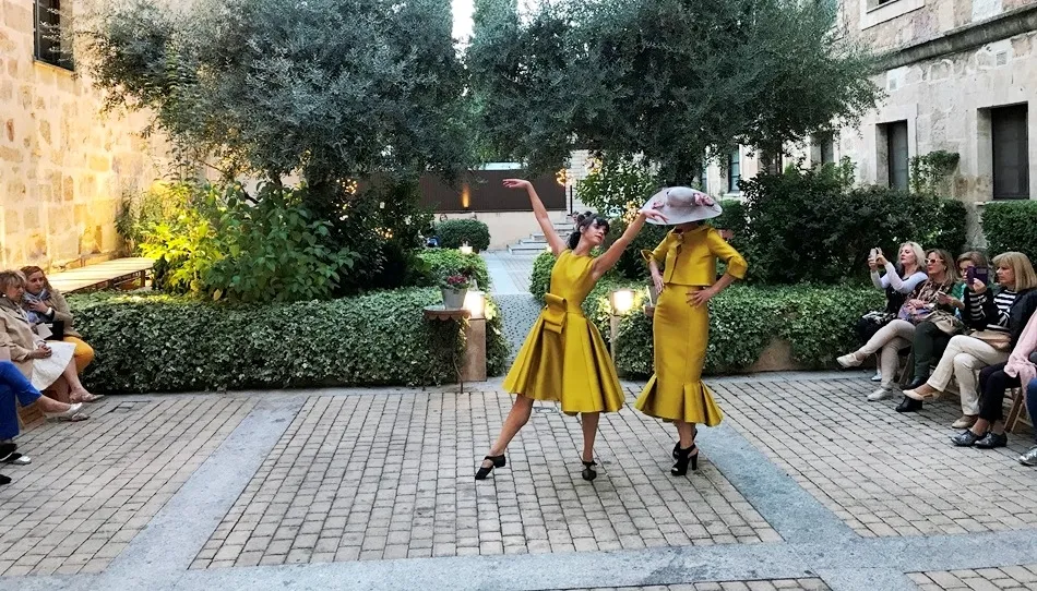 Desfile de los diseños de Fely Campo en el Patio de los Olivos del hotel Hospes Palacio de San Esteban