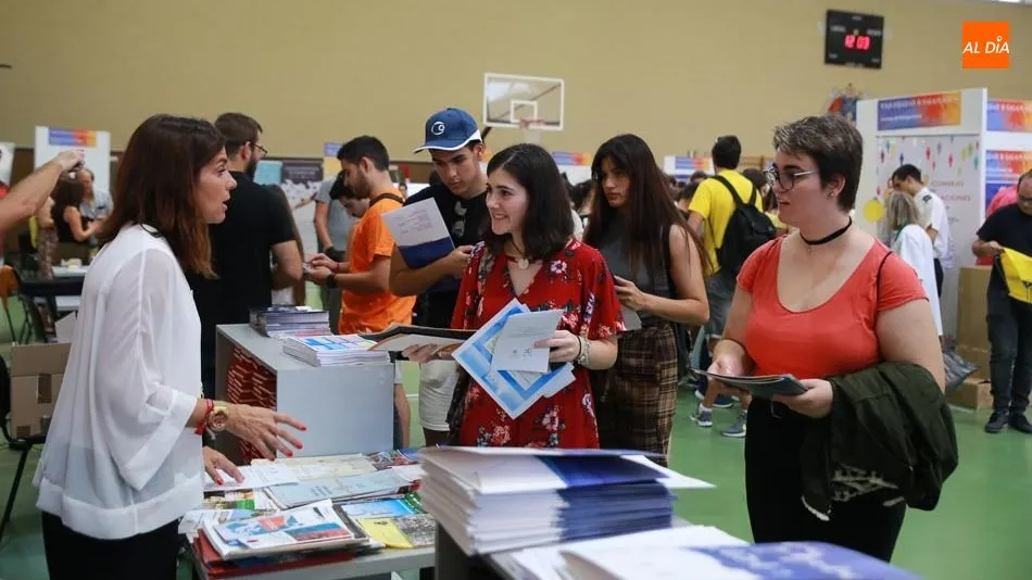Universitarios de Salamanca en la Feria de Bienvenida, donde se les informa de numerosos proyectos solidarios