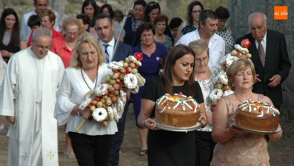 Momentos antes de la subasta de roscas y ramos de melapios