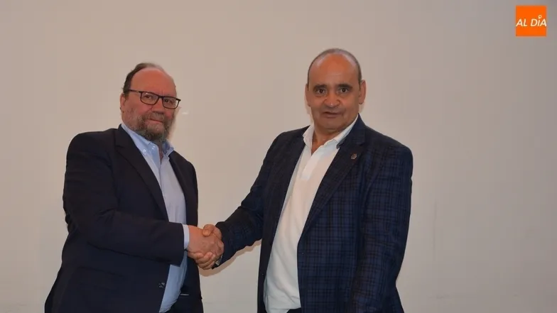 Francisco González Lodeiro, presidente del IGME, y Manuel Gago,alcalde de Villamayor, firman el convenio/ Foto: Lydia González