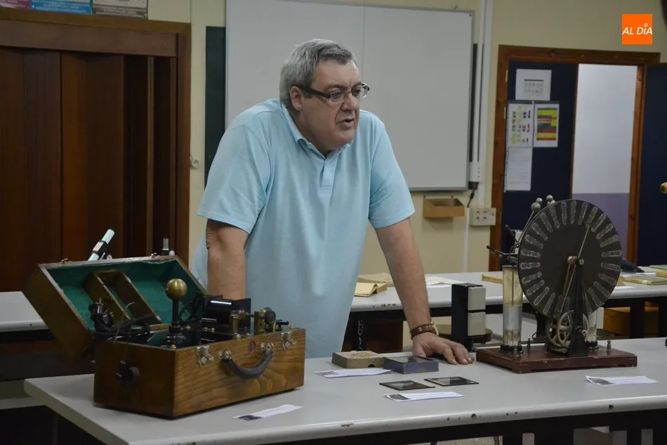 El IES Fray Diego evoca sus inicios con una muestra que recopila libros y materiales antiguos  