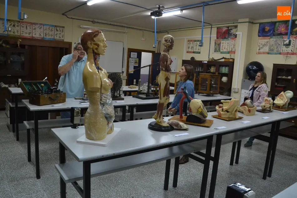 Foto 8 - El IES Fray Diego evoca sus inicios con una muestra que recopila libros y materiales antiguos  