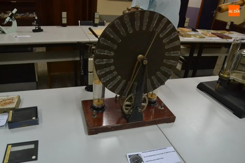 Foto 4 - El IES Fray Diego evoca sus inicios con una muestra que recopila libros y materiales antiguos  