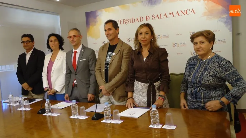 El rector, Ricardo Rivero, y el director del IBFG, José Pérez-Martín, junto a otros miembros del CSIC y de la USAL