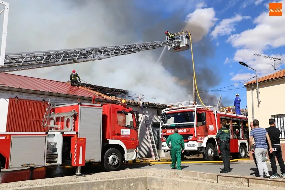 Los bomberos trabajan en las labores de extinción