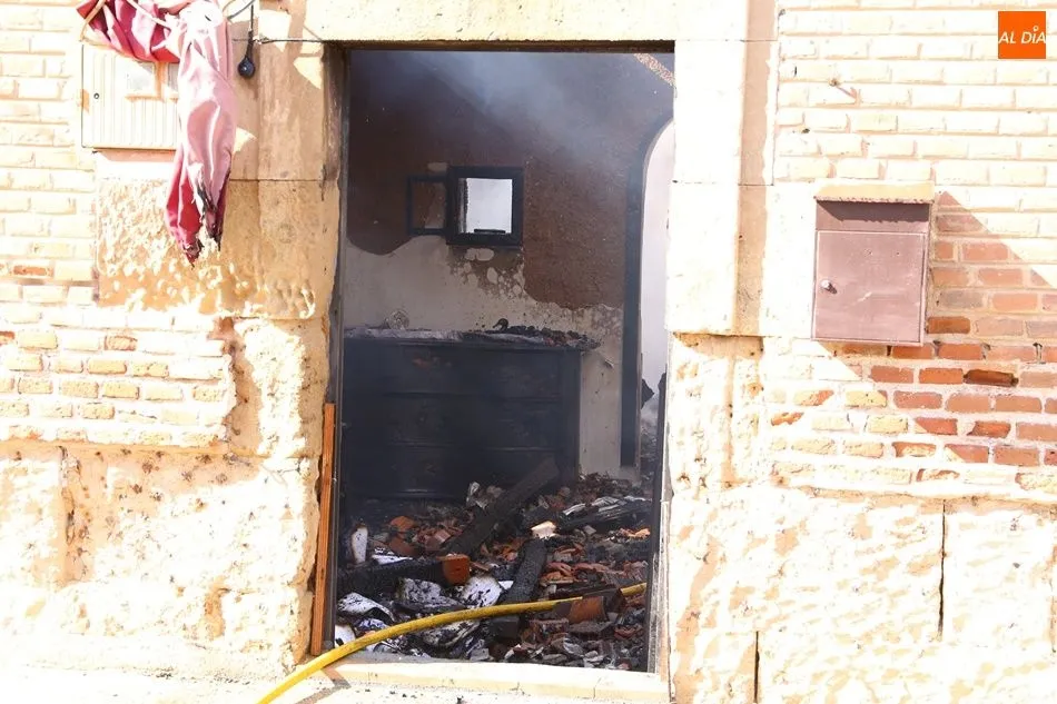 Foto 10 - Arden tres viviendas de Huerta en un virulento incendio