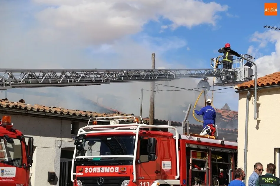 Foto 8 - Arden tres viviendas de Huerta en un virulento incendio