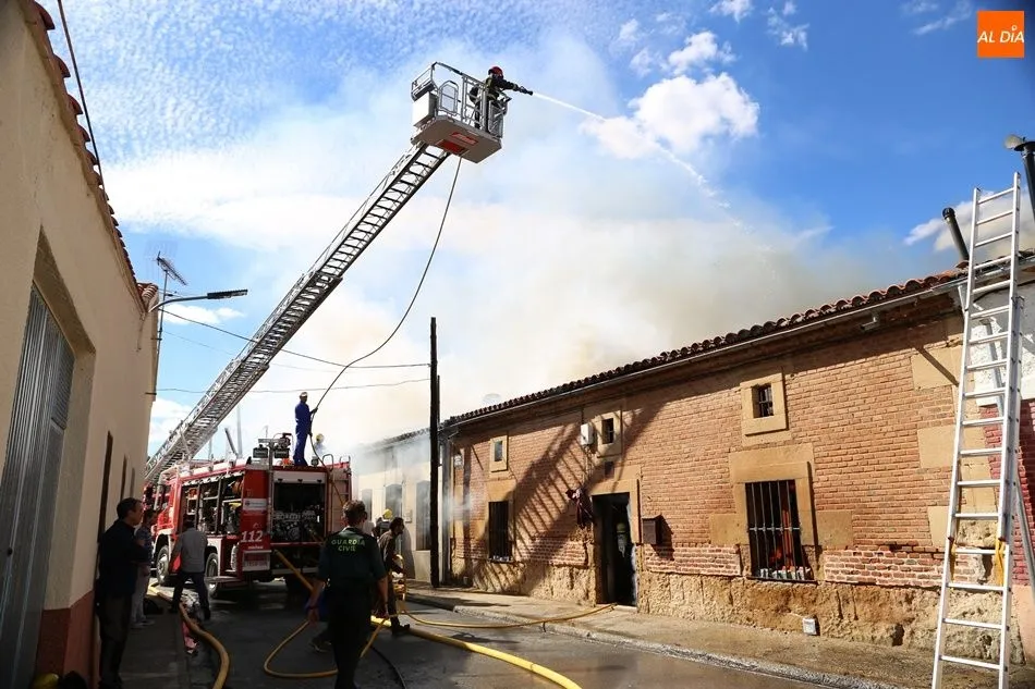 Foto 7 - Arden tres viviendas de Huerta en un virulento incendio