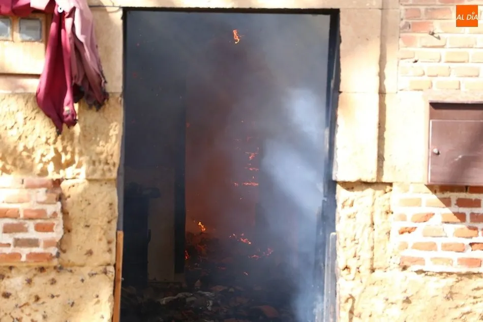 Foto 6 - Arden tres viviendas de Huerta en un virulento incendio
