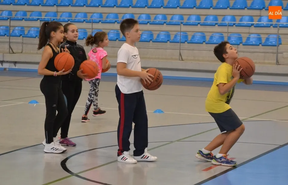 Foto 2 - Una treintena de ni&ntilde;os y j&oacute;venes toma parte en la 1&ordf; temporada mixta de la Escuela de Basket  