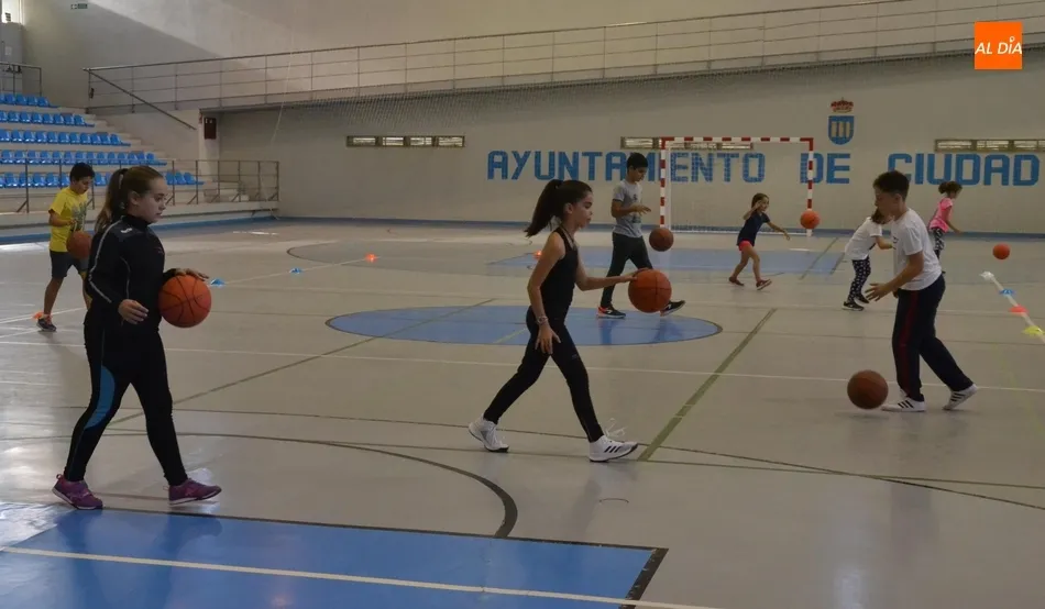 Foto 6 - Una treintena de ni&ntilde;os y j&oacute;venes toma parte en la 1&ordf; temporada mixta de la Escuela de Basket  