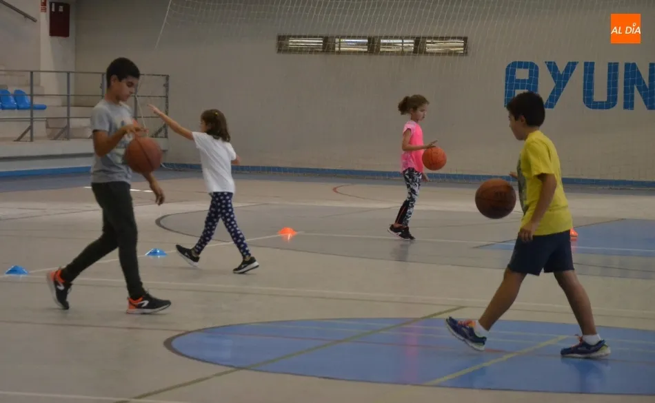 Foto 5 - Una treintena de ni&ntilde;os y j&oacute;venes toma parte en la 1&ordf; temporada mixta de la Escuela de Basket  