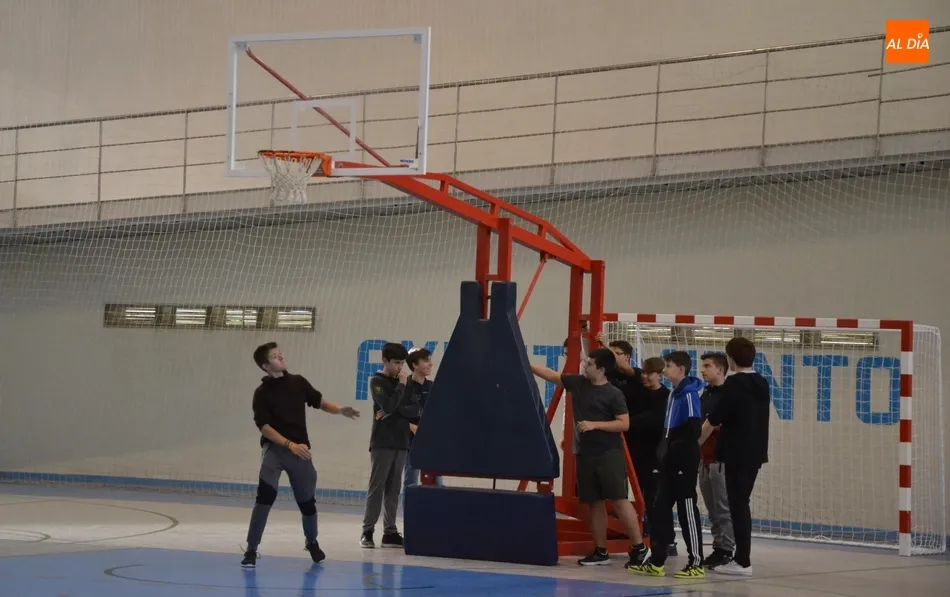 Foto 4 - Una treintena de ni&ntilde;os y j&oacute;venes toma parte en la 1&ordf; temporada mixta de la Escuela de Basket  