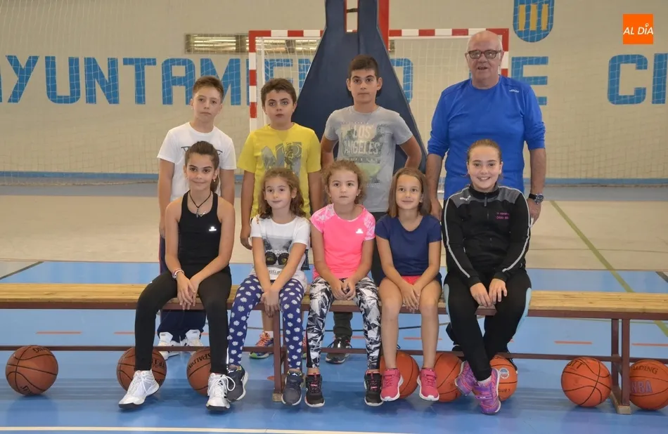 Foto 10 - Una treintena de ni&ntilde;os y j&oacute;venes toma parte en la 1&ordf; temporada mixta de la Escuela de Basket  