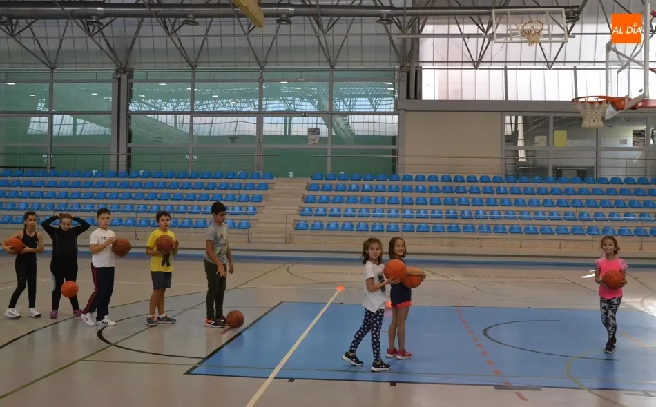 Foto 3 - Una treintena de ni&ntilde;os y j&oacute;venes toma parte en la 1&ordf; temporada mixta de la Escuela de Basket  