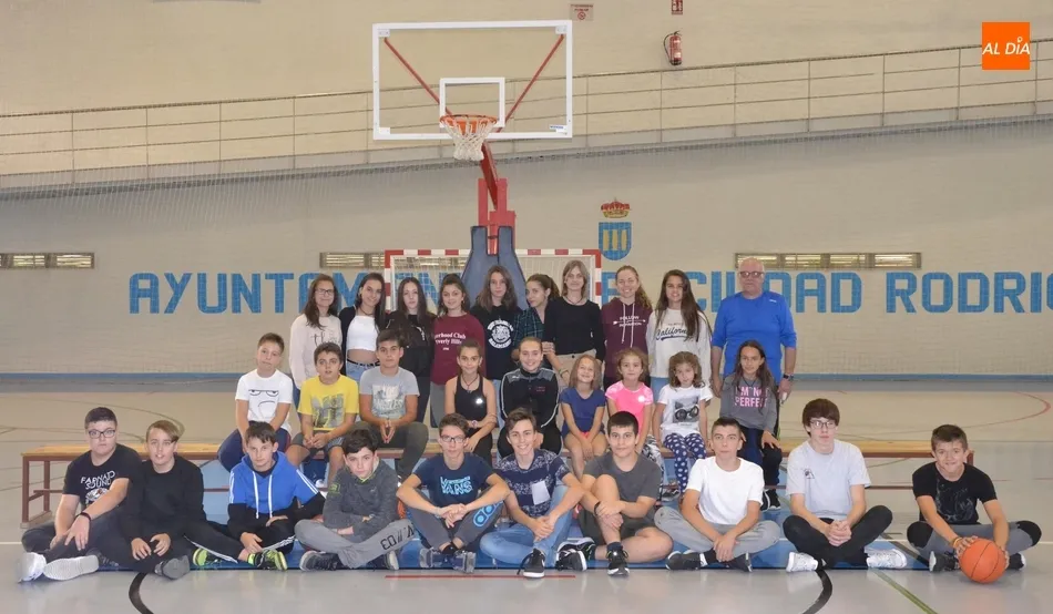 Una treintena de niños y jóvenes toma parte en la 1ª temporada mixta de la Escuela de Basket  