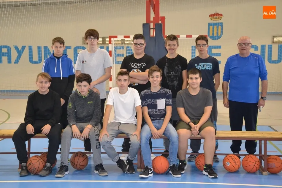 Foto 9 - Una treintena de ni&ntilde;os y j&oacute;venes toma parte en la 1&ordf; temporada mixta de la Escuela de Basket  