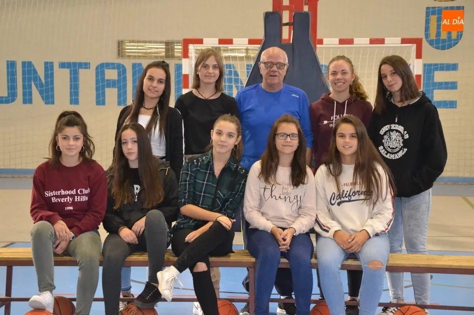 Foto 8 - Una treintena de ni&ntilde;os y j&oacute;venes toma parte en la 1&ordf; temporada mixta de la Escuela de Basket  