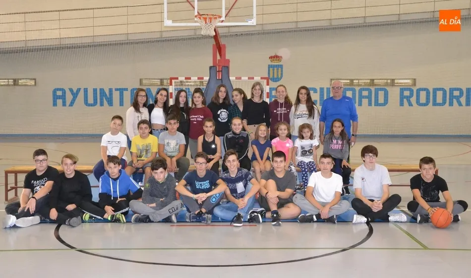 Foto 7 - Una treintena de ni&ntilde;os y j&oacute;venes toma parte en la 1&ordf; temporada mixta de la Escuela de Basket  