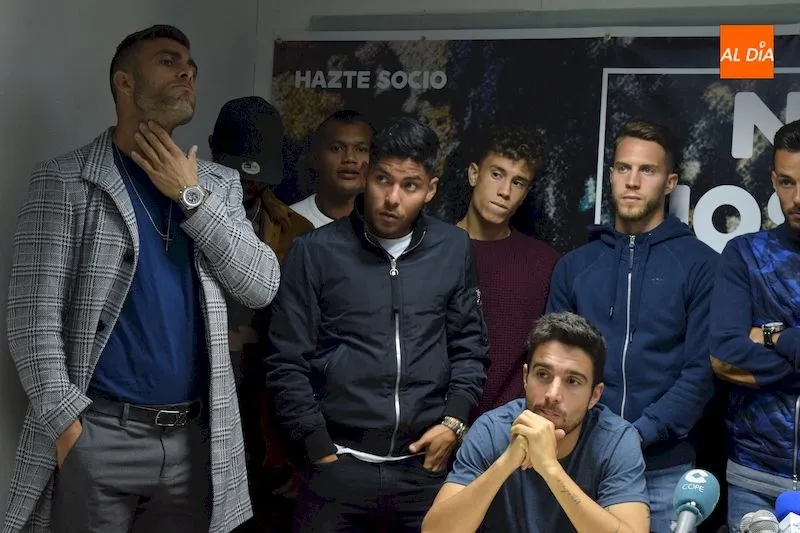 Foto 7 - La plantilla del Salamanca CF UDS muestra su total apoyo a Movilla