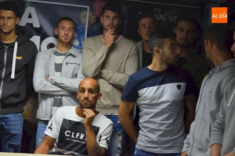 Foto 5 - La plantilla del Salamanca CF UDS muestra su total apoyo a Movilla