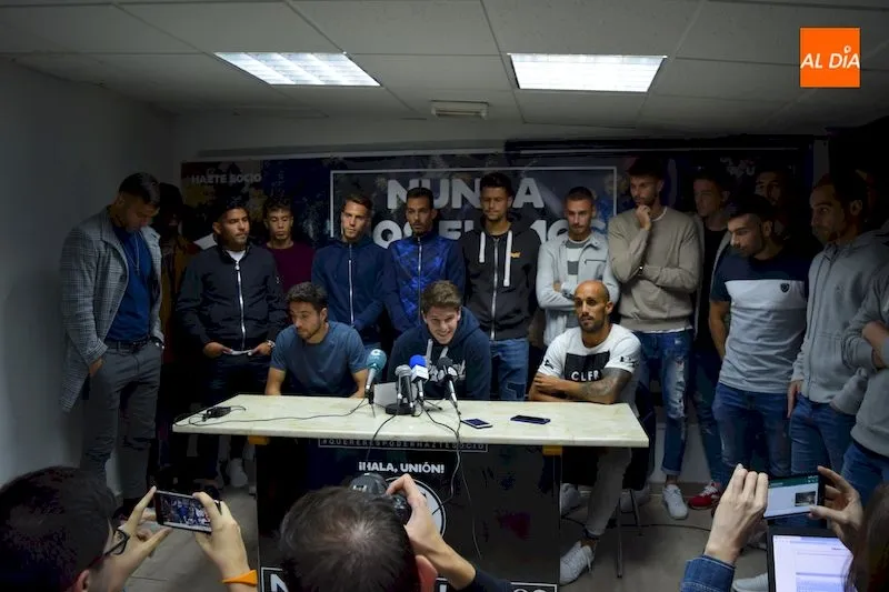 Jugadores del equipo durante su comparecencia