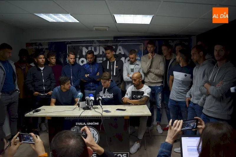Foto 4 - La plantilla del Salamanca CF UDS muestra su total apoyo a Movilla
