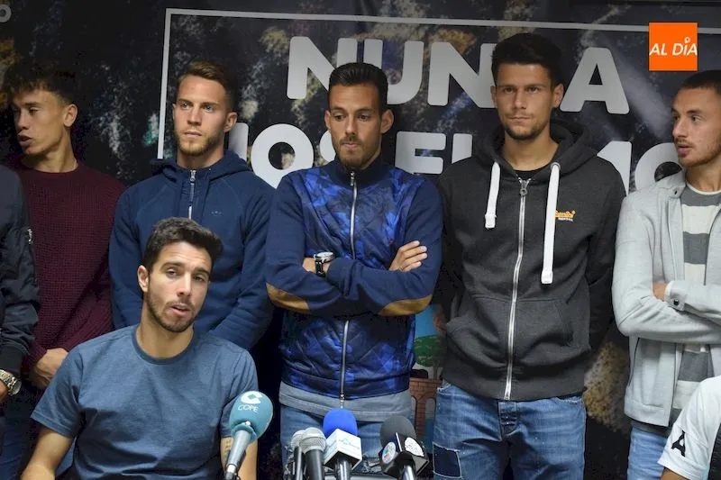 Foto 3 - La plantilla del Salamanca CF UDS muestra su total apoyo a Movilla