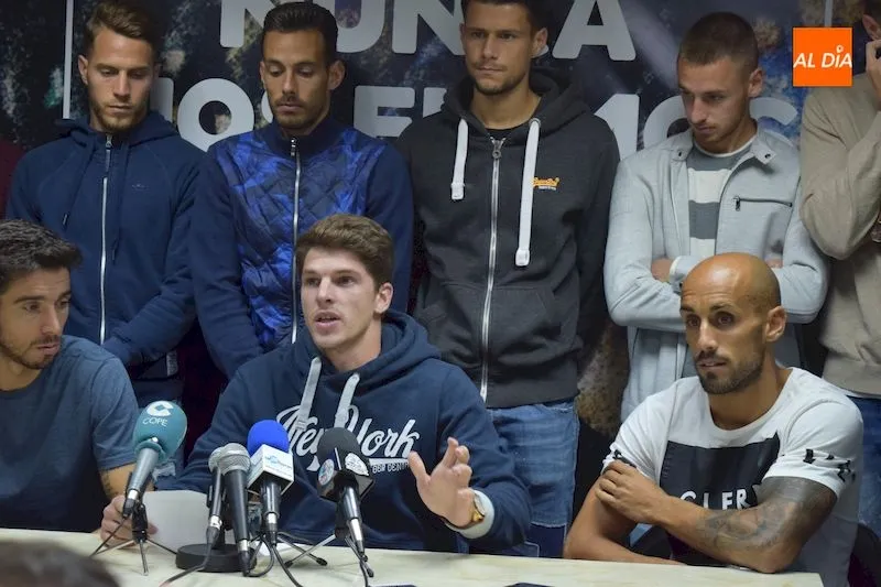 Foto 2 - La plantilla del Salamanca CF UDS muestra su total apoyo a Movilla