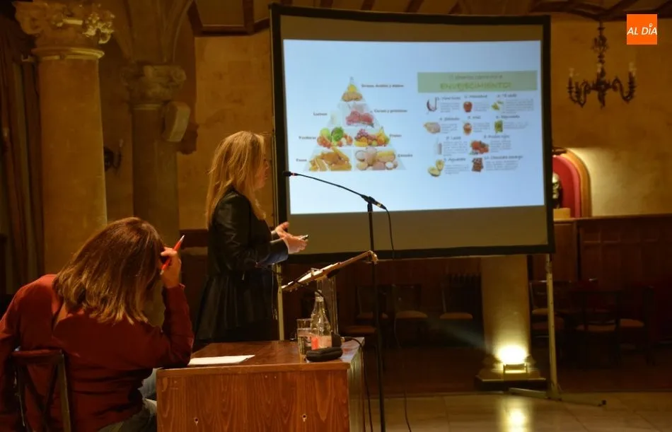 Foto 3 - Mar&iacute;a Teresa Terr&oacute;n, protagonista en el Casino de Salamanca con su conferencia &lsquo;Boca sin...