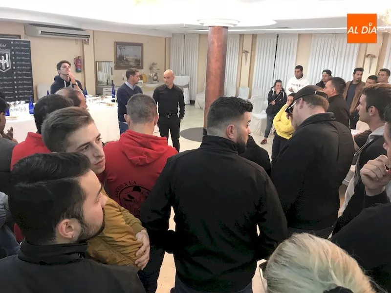 Seguidores del Salamanca CF UDS durante su reunión con Movilla