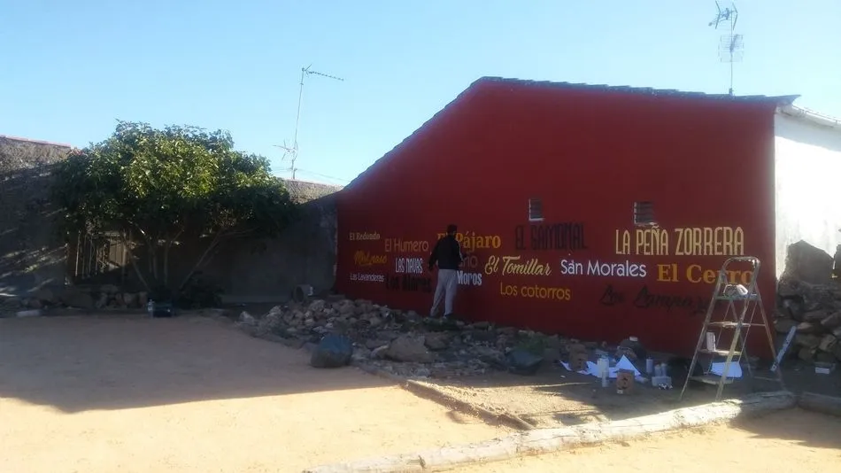 Foto 3 - Una pintura mural embellece el espacio de ocio del 'Huerto del Cura'  
