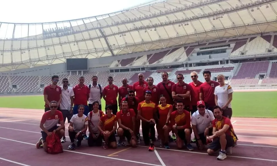 La expedición de la RFEA en el Estadio donde se disputará el Mundial | Fotos Twitter RFEA