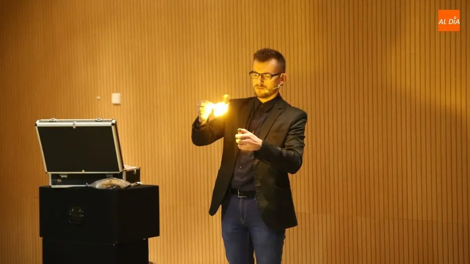 Toni Rivero durante su espectáculo en el centro Municipal Tierra Charra / Foto: Alberto Martín