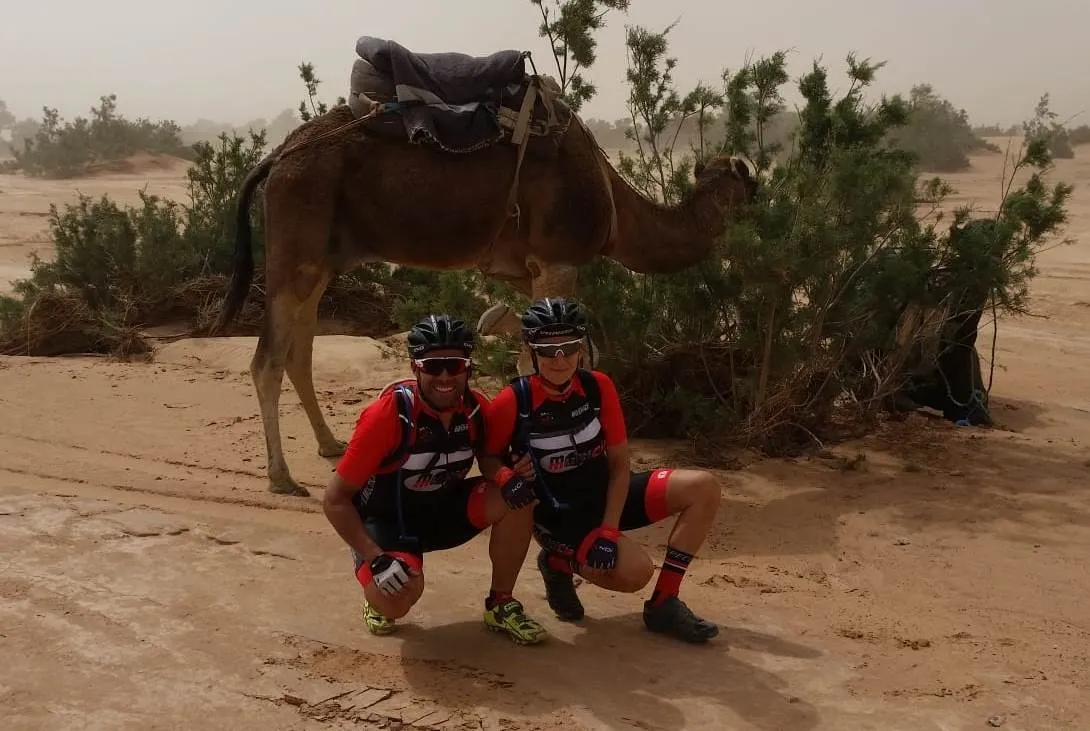 Una tormenta de arena en pleno desierto marca la 4ª etapa de la Marruecos on Bike  