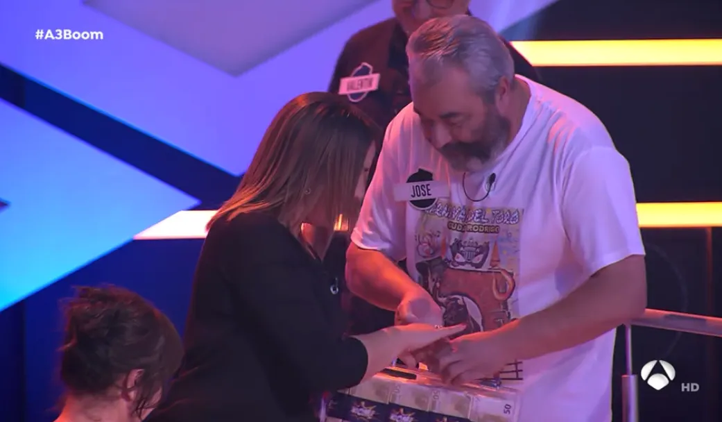 Foto 5 - Los Lobos reciben parte del dinero ganado y la acreditaci&oacute;n de su R&eacute;cord Guinness  