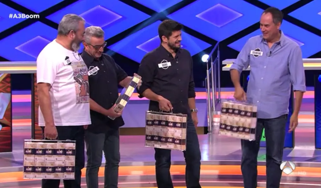 Foto 6 - Los Lobos reciben parte del dinero ganado y la acreditaci&oacute;n de su R&eacute;cord Guinness  