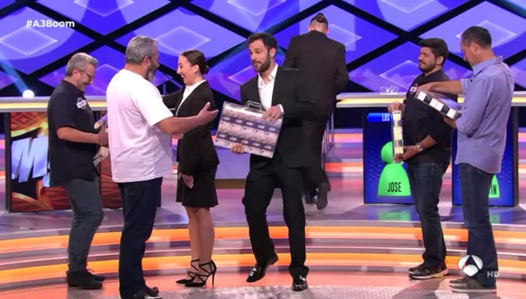Foto 7 - Los Lobos reciben parte del dinero ganado y la acreditaci&oacute;n de su R&eacute;cord Guinness  